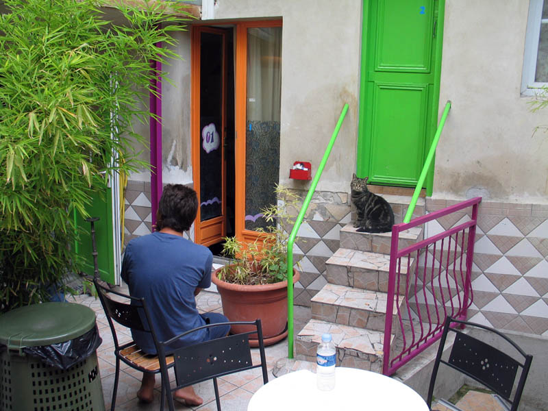 Courtyard of the Hostel Woodstock in Paris